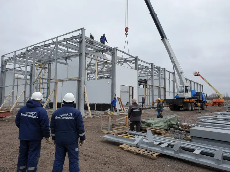 Монтаж каркаса промышленного здания из металлоконструкций